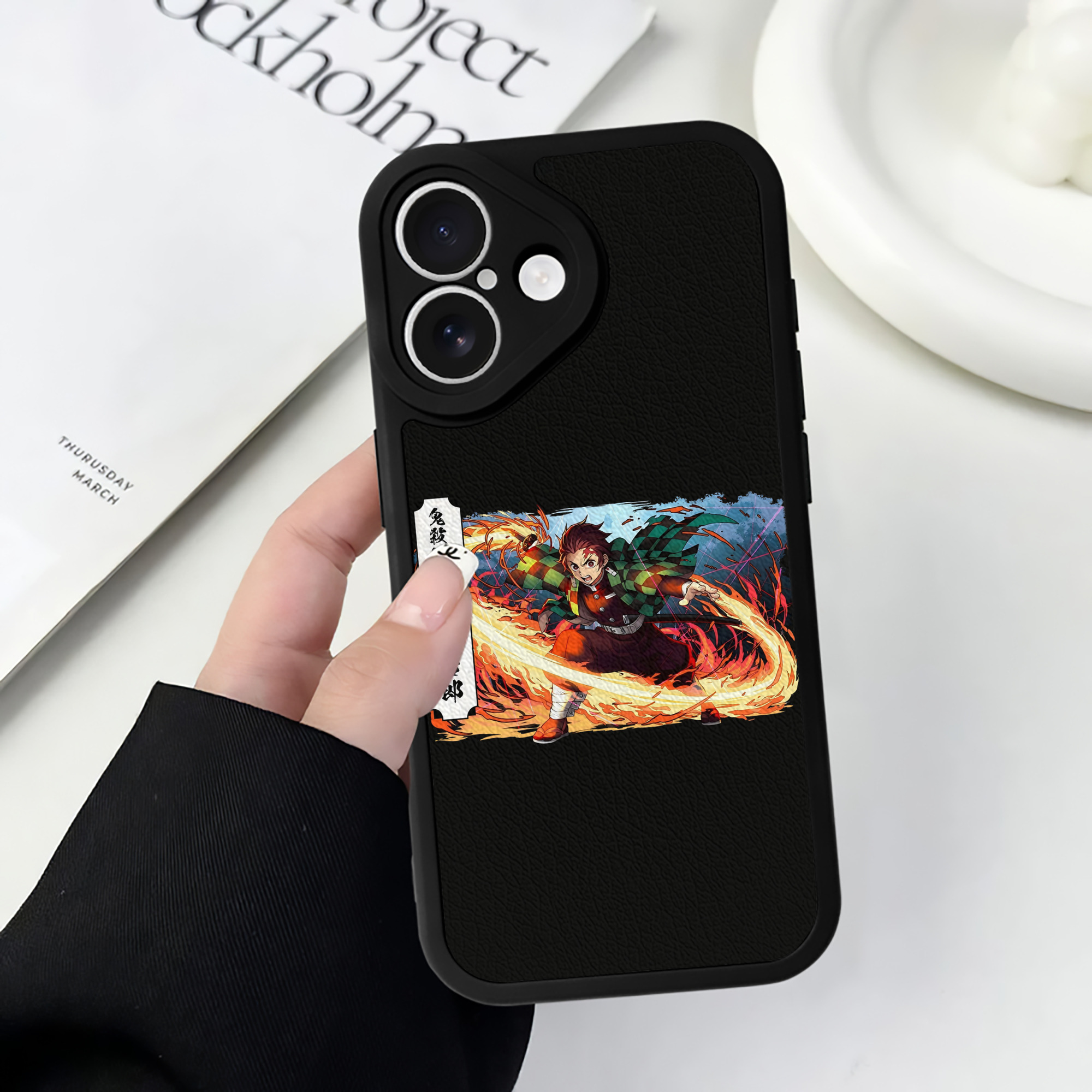 （画像用） 鬼滅の刃 竈門 炭治郎／かまど たんじろう Kamado Tanjirou 【iPhone 16シリーズ対応】シリコンスマホケース（レザー調） 材質：シリコン